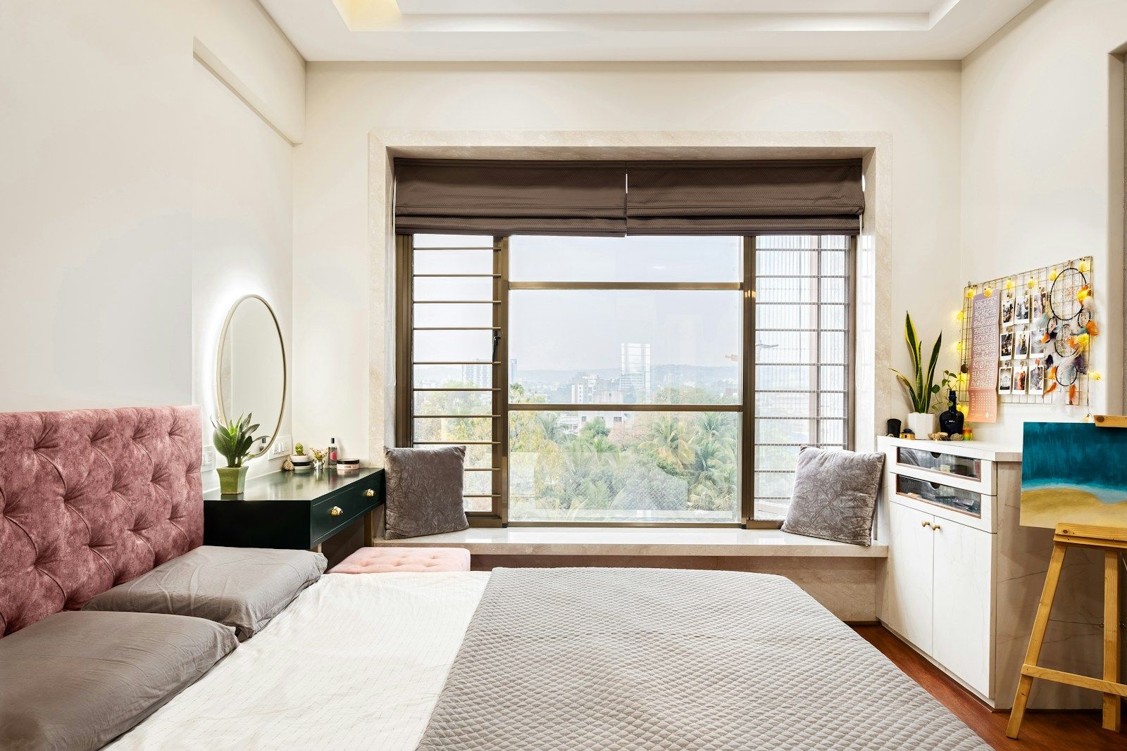 Bedroom with a wide window, a study desk and a city view